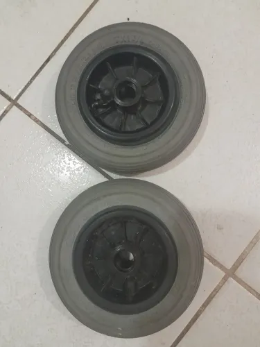 Cadeira de roda/ PNEU dianteiro inflável 