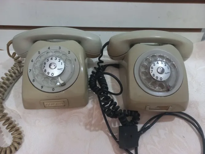 2 telefones antigos para colecionadores