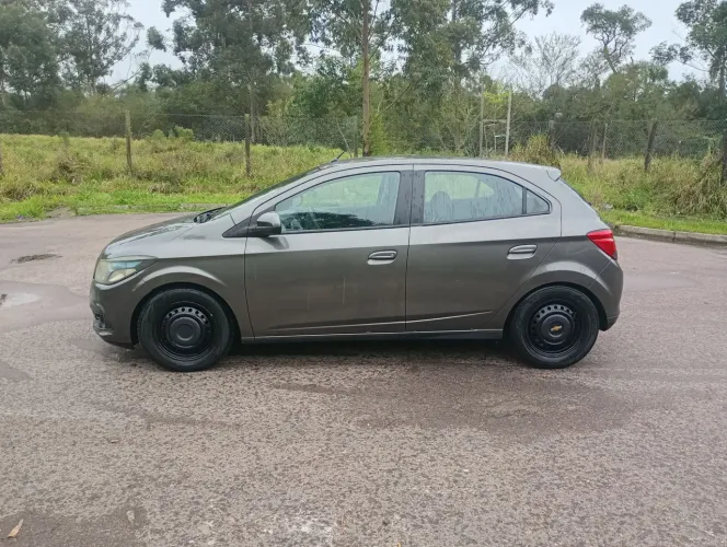 Chevrolet Onix Hatch LT 1.4 8V Flex Power Mec. 4P 2015