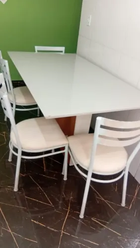 Mesa com 4 cadeiras