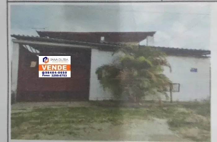 Vende-se esta casa com 3 quartos, garagem para 5 veículos e 1 suite.