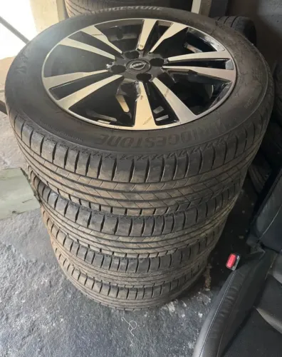 Jogo de rodas Nissan kicks aro 17 originais pneus Bridgestone turanza perfil 205/55 17