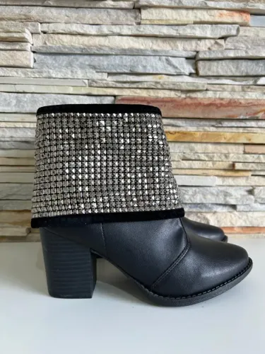 Bota Preta Com Aplicações Metalizada