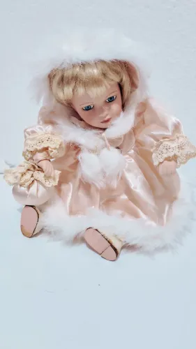 Boneca de porcelana a corda vintage