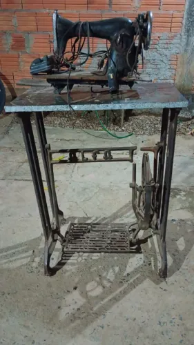 Máquina de costura antiga com pedal