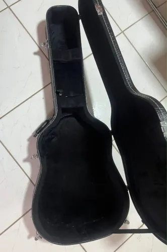Estojo rígido (case) para violão.
