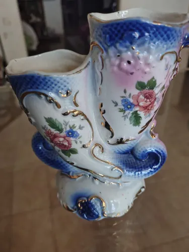 Vaso cornucópia em fina porcelana francesa 