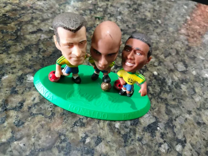 e 1998, retratando os jogadores dunga, ronaldo
