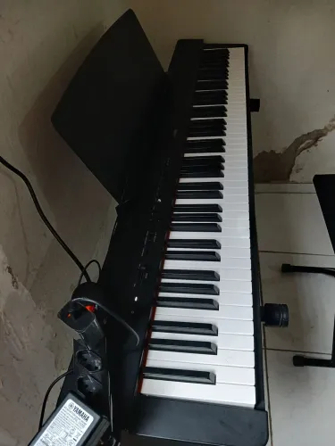 Yamaha P225 piano 