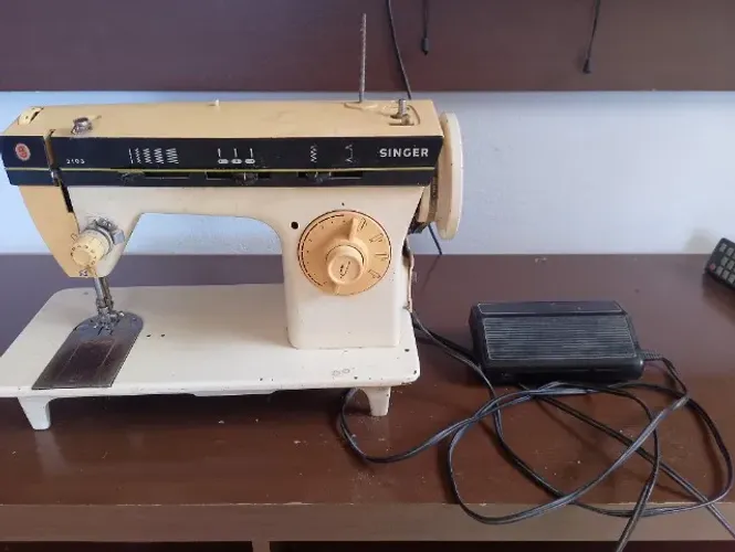 Máquina de costura Singer antiga. 