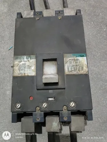 Dijuntor 700A GE