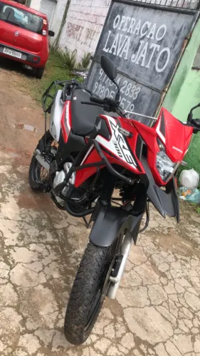 XRE 300, vermelha, mata cachorro da marca chapam. Só pegar e andar 