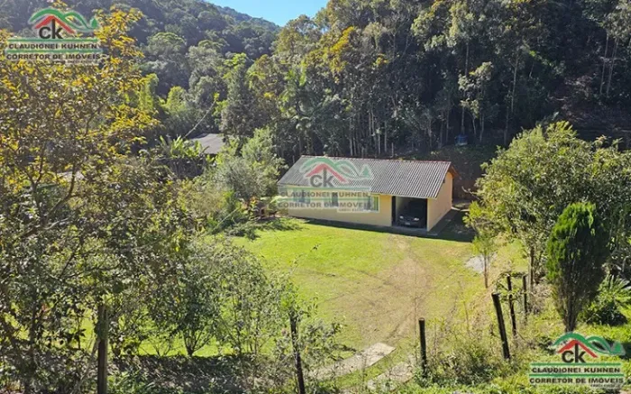 Sítio completo, prático, com nascente própria e casa de alvenaria em Águas Mornas