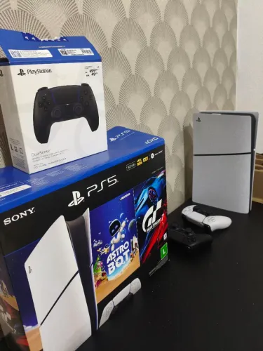 Ps5 slim; 2 controles e com 1 MÊS DE USO. Só entrego em mãos e parcelo no cartão.
