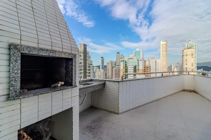 Cobertura duplex com vista mar à venda no centro de Balneário Camboriú