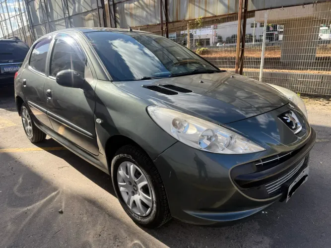 Peugeot 207 XR 1.4 Flex 8V 5P 2011