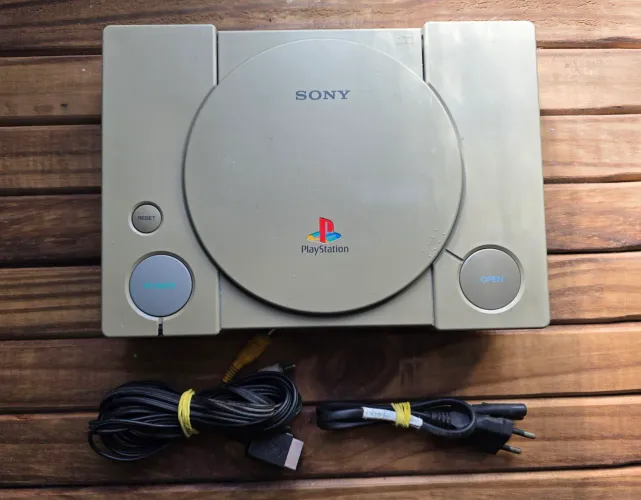 PlayStation 1 (PS1) Fat Original - Modelo SCPH-7501 - Liga com Imagem - 120v + Cabos