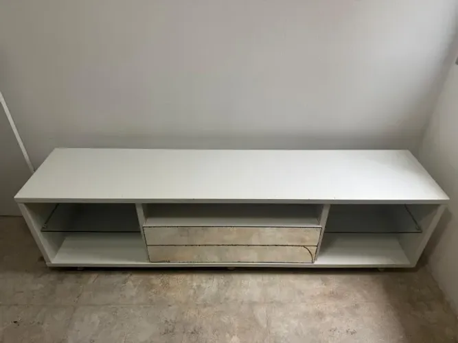 Rack de TV Branco com Detalhes Espelhados