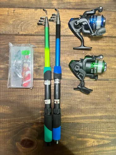 Kit de pescaria. 2 Varas 2 Molinetes + Itens