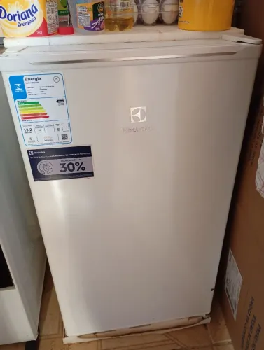 Frigobar Eletrolux 90L