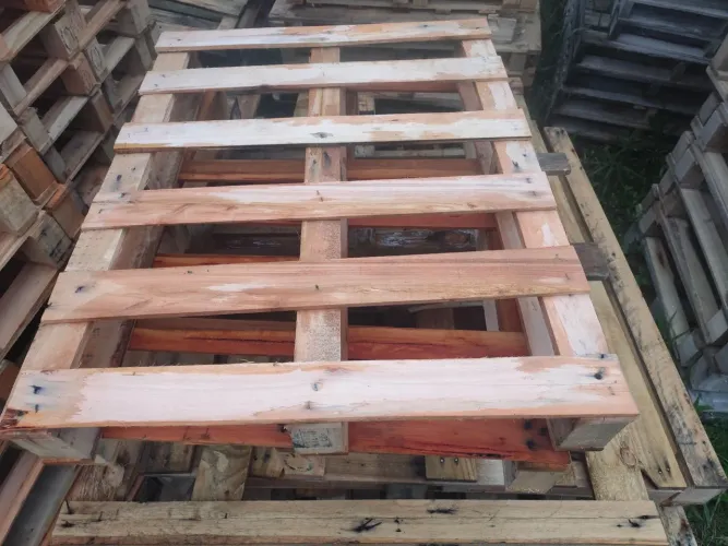 Pallet de madeira semi-novo 0.83x1.05