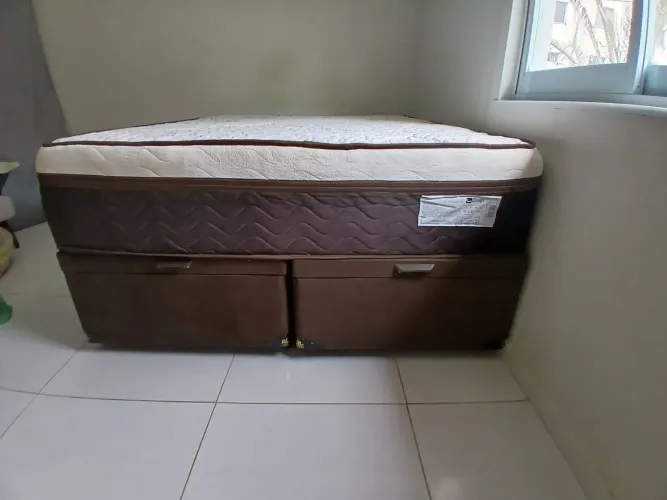 Cama queen premium com baú 