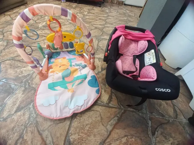 BEBÊ CONFORTO, para carro (COSCO) semi nova ROSA mais tapete atividade com música.