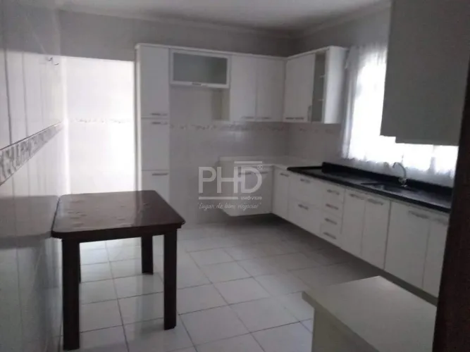 Sobrado à Venda, com 220m², 3 Quartos, 2 Suítes, 1 Lavabo, Terraço na Cobertura, 2 Vagas,