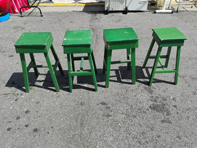 4 bancos em madeira maciça