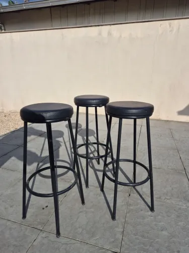Vendo 3 Banquetas altas com almofadas