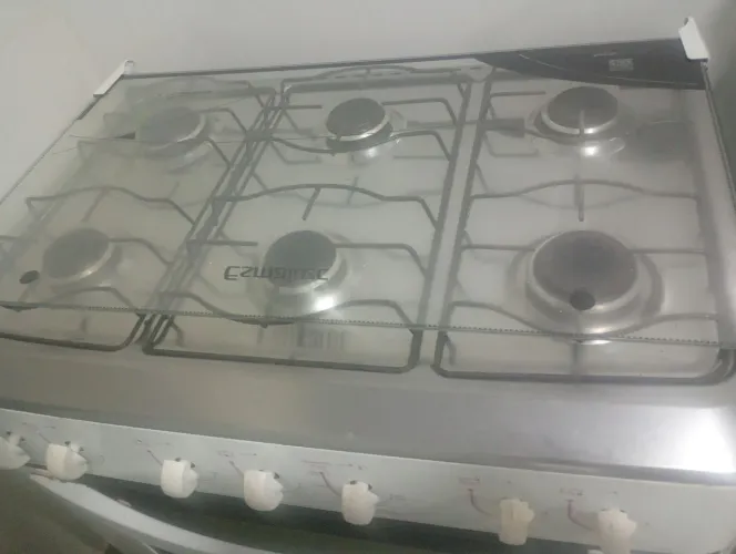 Vendo fogão 6 bocas com forno semi novo