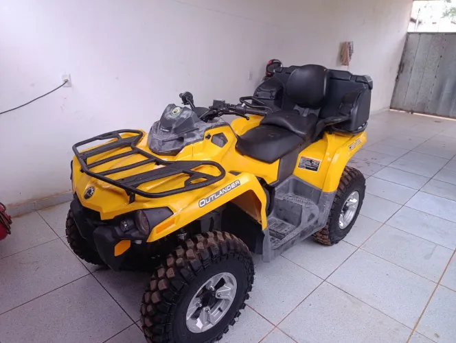 Vendo quadriciclo can.am semi novo ano 2015 4x4
