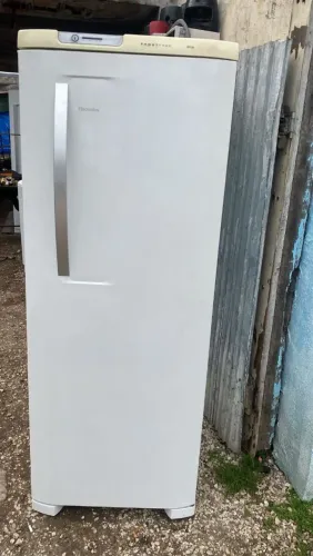 Geladeira pequena. 