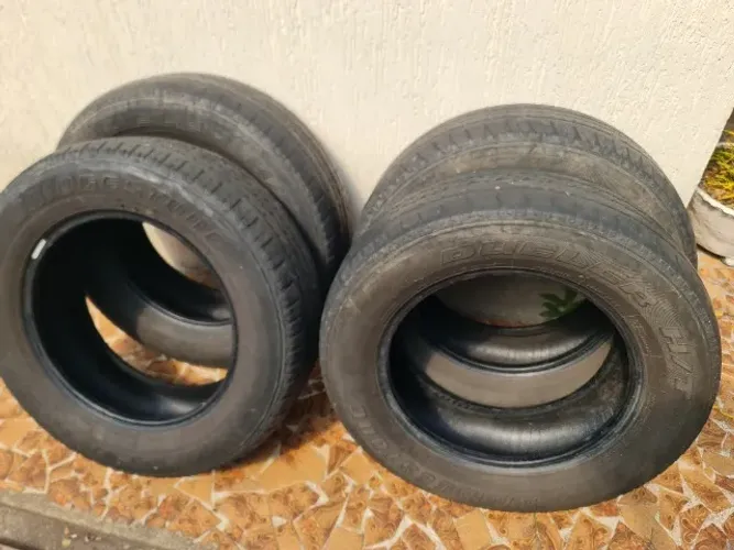 4 pneus usados Bridgestone Dueler H/T 215/65R16 102H Renegade Toro Duster