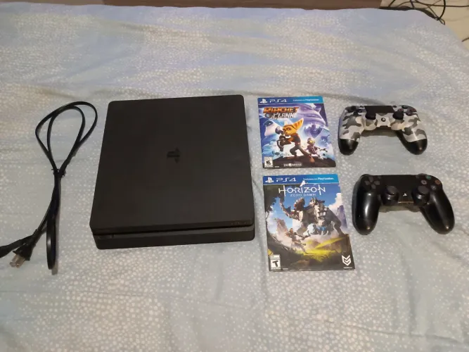 PS4 Slim 500gb + 2 controles + 22 jogos