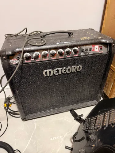 Doação Caixa de som para instrumento (meteoro nitrous 100 G)