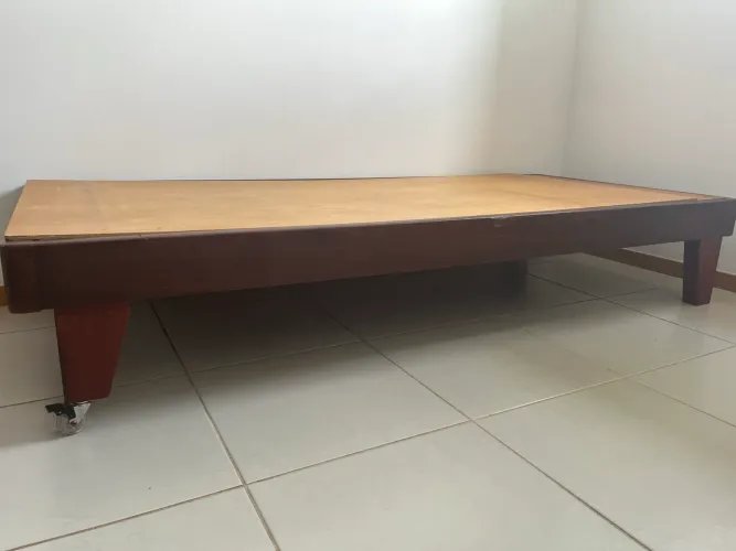 Cama de solteiro em madeira maciça