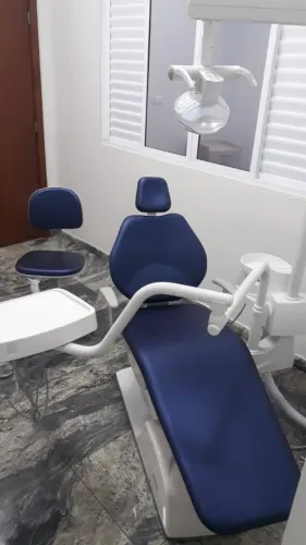Cadeira odontológica e aparelho profilático.