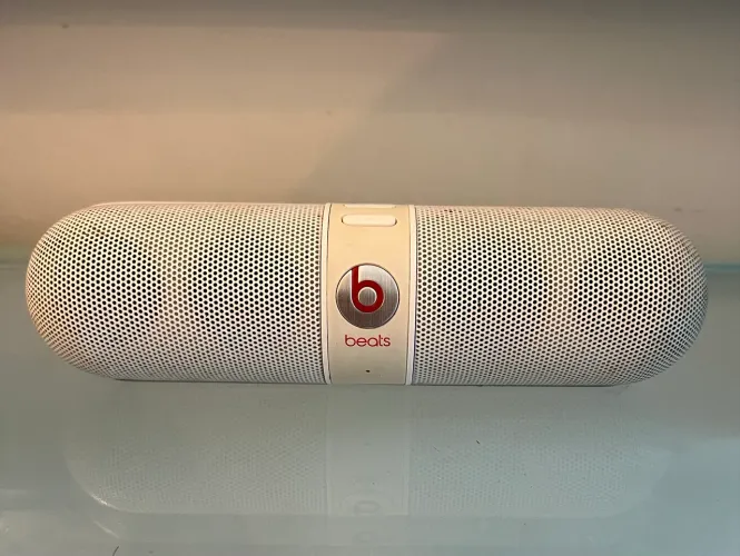 Caixa de som Beats pill precisando trocar os alto-falante