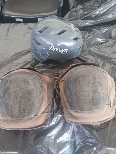 Capacete e joelheira para patins ou skate