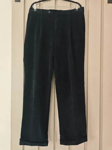 Calça preta em cotelê fabricada na Alemanha