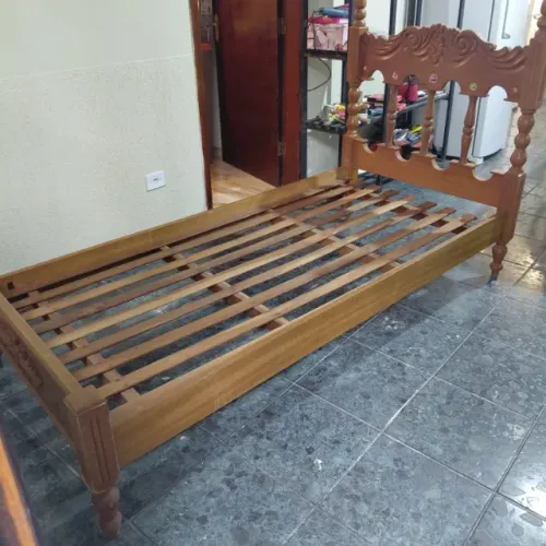 Cama de Solteiro de Madeira Maciça com Cabeceira Entalhada - Sem Colchão
