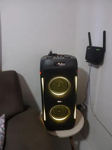 Vende uma caixa de som com dois microfone