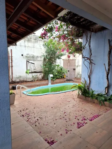 Casa espaçosa com piscina, área gourmet e muito verde!