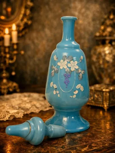 Garrafa decorativa em vidro opalino azul com pintura floral á mão