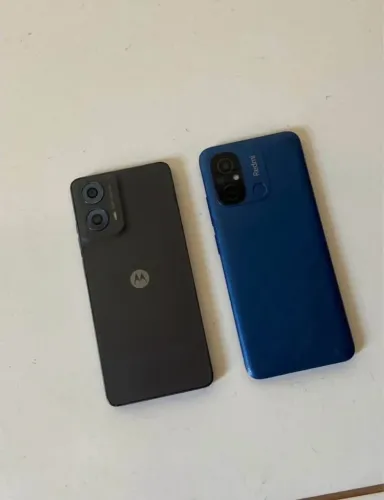 2 Celulares, Um Motorola ( possui a caixa dele) e o outro Redmi, Ambos usados