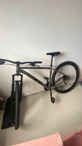 Bicicleta Aro 29 Quadro Aluminio Freio Disco com capa de chuva