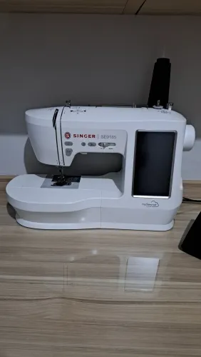 Máquina de Costura e Bordado Singer SE9185 - Bivolt (Com Wi-Fi e Touch)