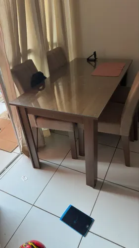 Mesa com tampo de vidro retangular