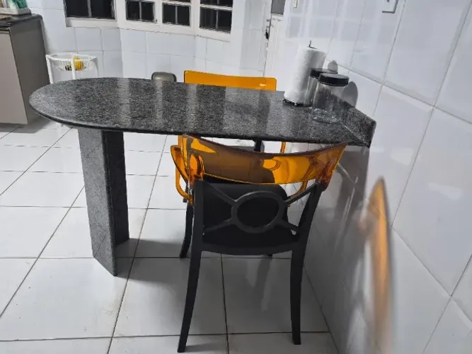 Mesa de granito. Ótima para ambientes compactos